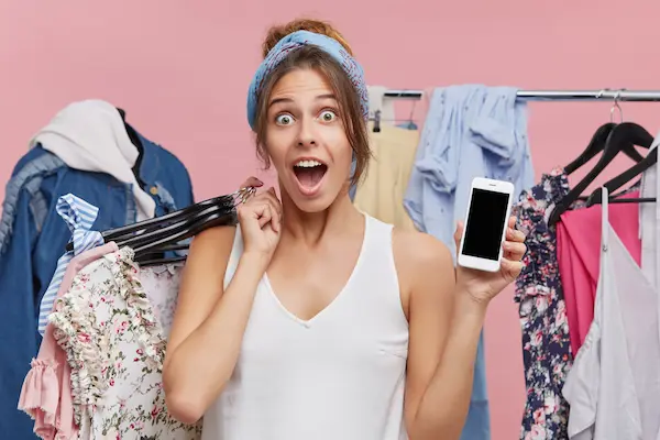 Agence e-commerce Lille montrant une cliente utilisant son smartphone pour acheter en ligne, SEO, marketing digital et expérience utilisateur