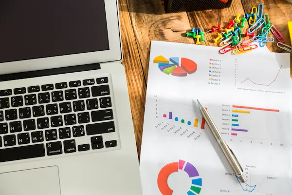 Agence SEO Lille analysant des données marketing et des graphiques de trafic pour développer la visibilité sur internet