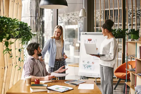 Agence SEO Lille avec une équipe d’experts travaillant sur les mots-clés, le marketing et la création de visibilité sur internet